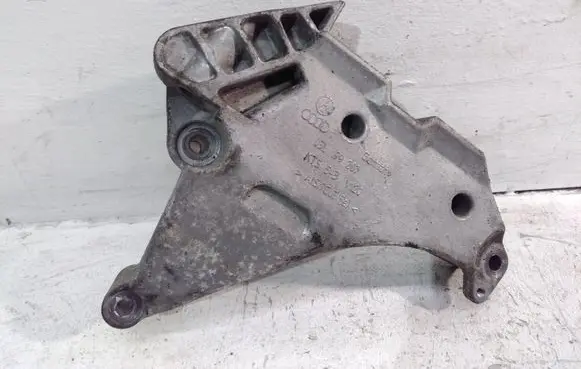 Volkswagen PASSAT B7 Engine mounting bracket 03L199207