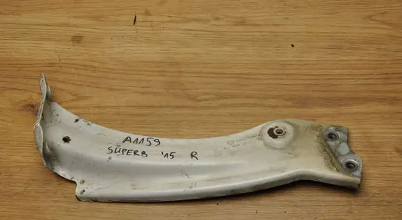 Skoda Superb B8 (3V) Fender mounting bracket 3V0821142