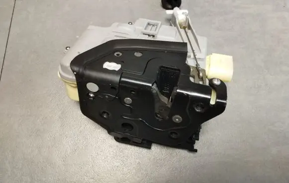 Volkswagen PASSAT B6 Front door lock 3C1837015A