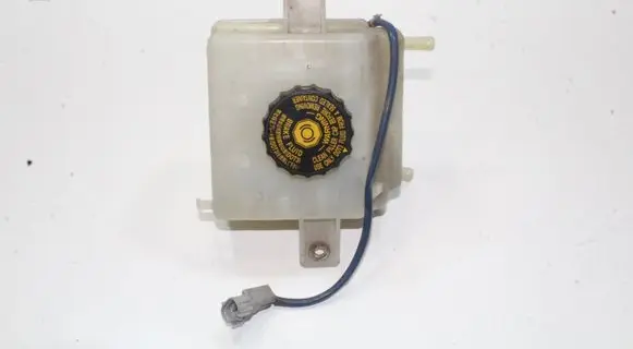 Lexus CT 200H Brake fluid reservoir 