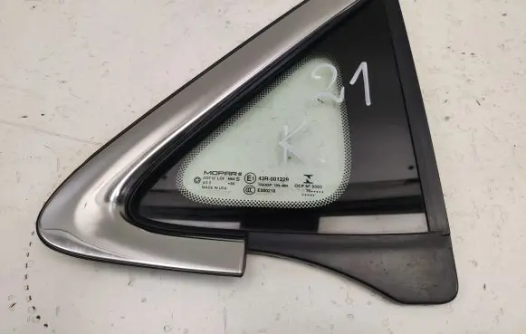 Chrysler Pacifica Front triangle window/glass 68227745AE