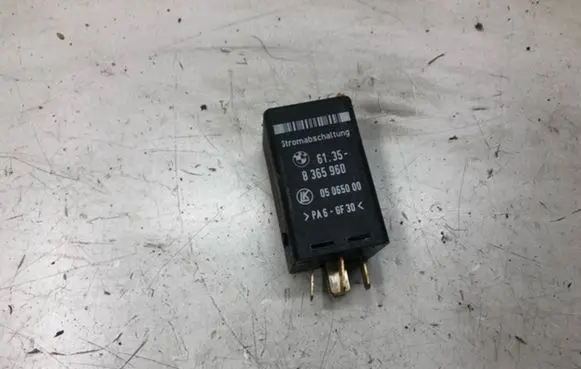 BMW 5 E39 Charging relay 61358365960