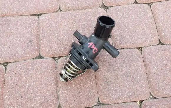 Thermostat/thermostat housing