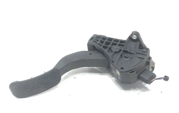Accelerator throttle pedal