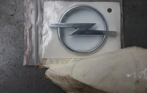 Opel Omega B2 Manufacturer badge logo/emblem 5177112 90542496