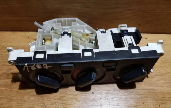Nissan Almera Climate control unit