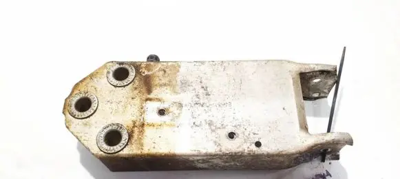 Front bumper mounting bracket