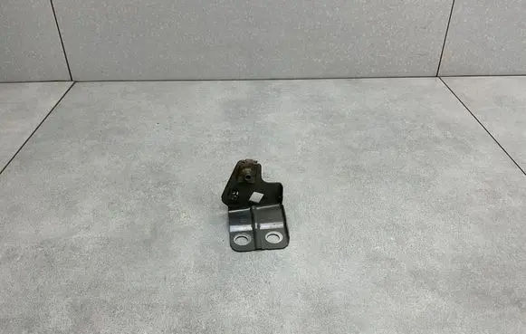 Opel Insignia B Fender mounting bracket 39077424