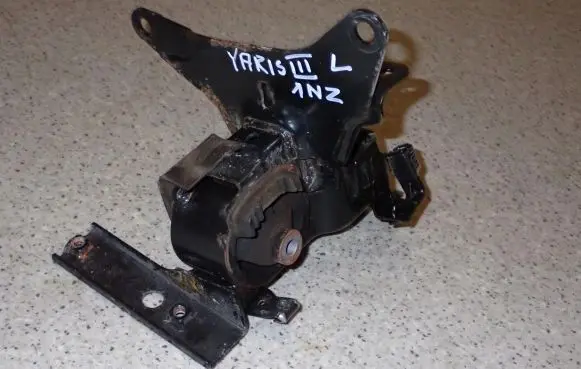 Engine mount vacuum valve