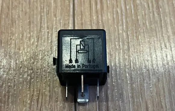 Mercedes-Benz E W210 Other relay A0025421319 V23134B52X336