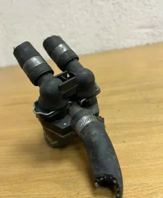 Mercedes-Benz E W210 Coolant heater control valve 0235451628 D8248