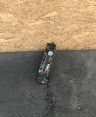 Ford Focus Fuse module AV6T14K131AB