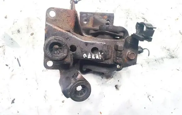 Nissan Primera Engine mount bracket