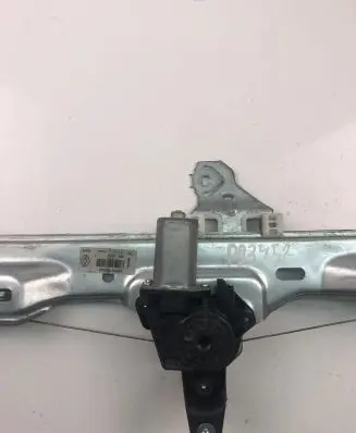 Nissan Qashqai Rear door window regulator motor 827004EA0A