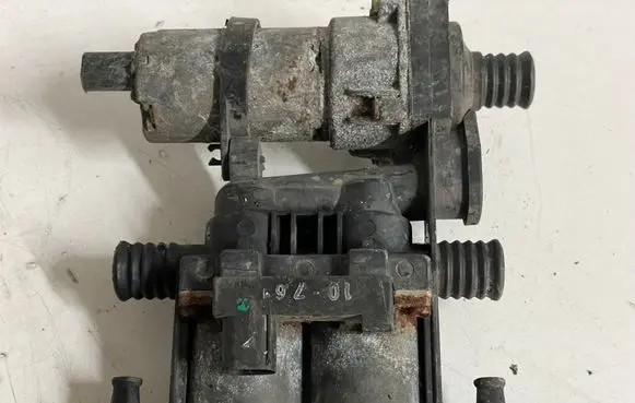 BMW 5 E39 Coolant heater control valve 8374994