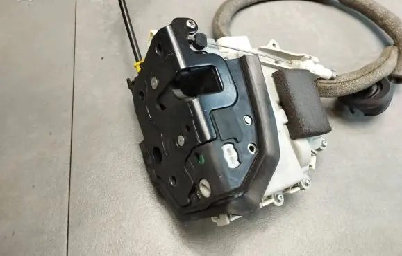 Audi A1 Front door lock 8J1837016D
