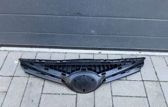 Toyota Avensis T270 Front bumper upper radiator grill 5311405120