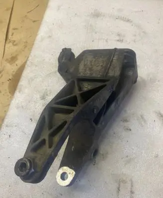 Volkswagen Transporter - Caravelle T5 Engine mounting bracket 7H0199343
