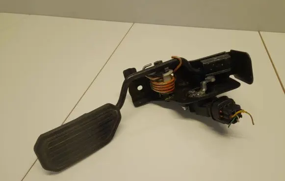 Toyota Avensis T250 Accelerator throttle pedal 1983003031
