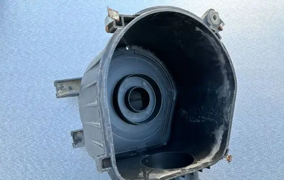 Nissan Patrol Y61 Air filter box 16528VB300
