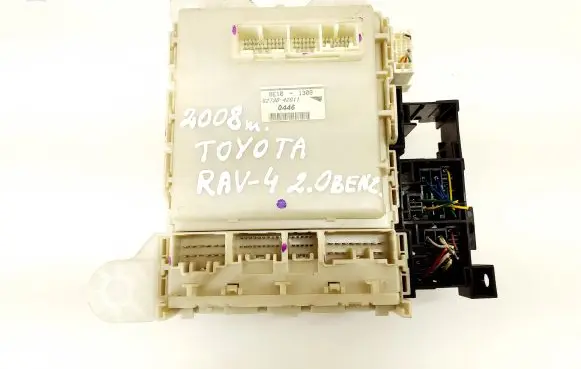 Toyota RAV 4 (XA30) Fuse module 8273042011 8E101308