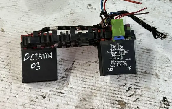 Skoda Octavia Mk1 (1U) Relay mounting block 