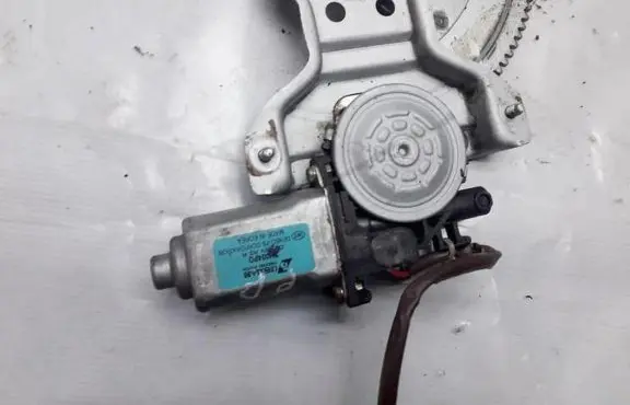 KIA Carens I Front door window regulator motor xh004p0