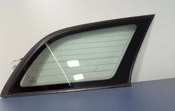 Toyota Avensis Verso Rear side window