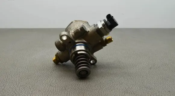 Audi Q7 4M Fuel injection high pressure pump 06M127026H
