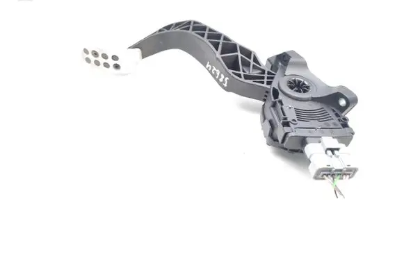 Accelerator throttle pedal