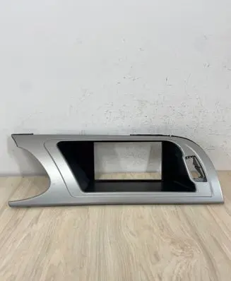 Radio/GPS head unit trim