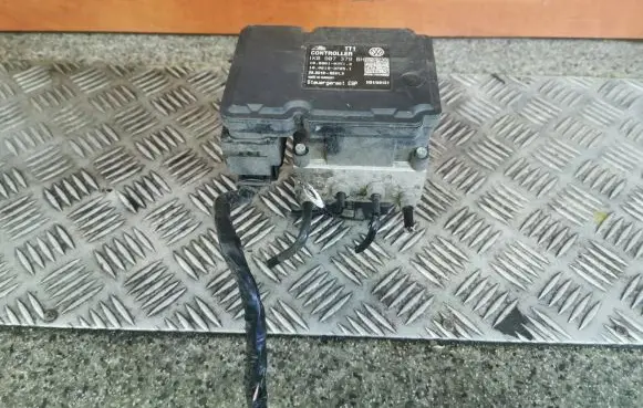 Skoda Octavia Mk2 (1Z) ABS Pump 1K0614517DD