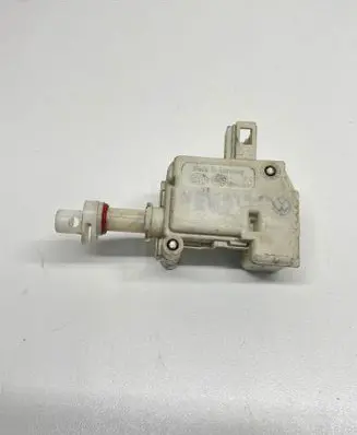 Volkswagen PASSAT B5.5 Central locking motor 3B0959782