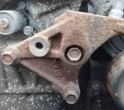 Engine mounting bracket