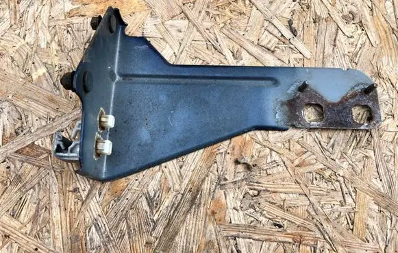 Nissan X-Trail T30 Headlight/headlamp mounting bracket 62216