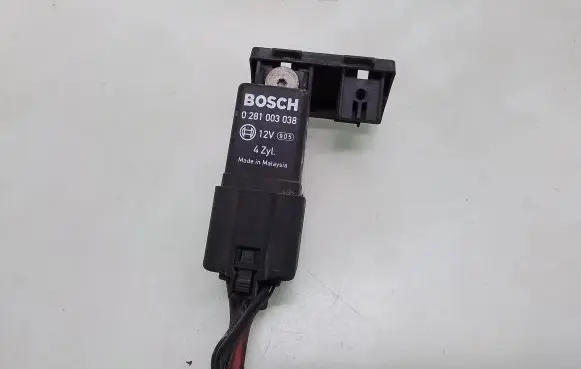 Volkswagen Golf V Glow plug pre-heat relay 0281003038
