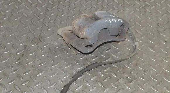 Volkswagen Golf VII Front brake caliper