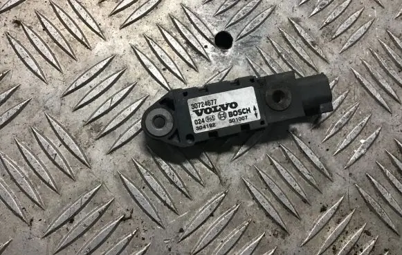 Volvo XC90 Airbag deployment crash/impact sensor