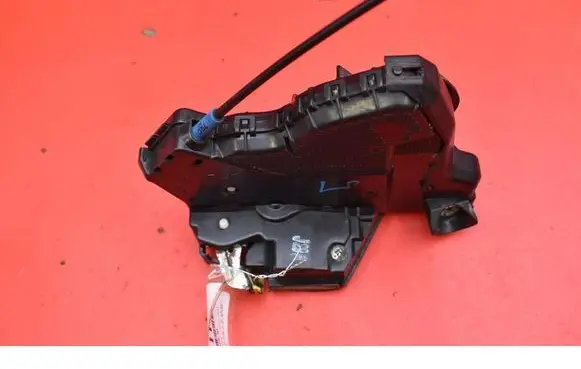 Toyota Avensis Verso Front door lock 