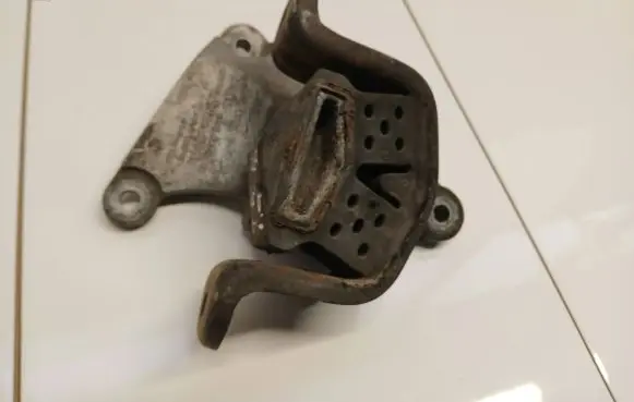 Volkswagen Transporter - Caravelle T5 Engine mount bracket 7H0399151H 7H0399151L