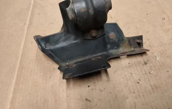 Engine mount bracket