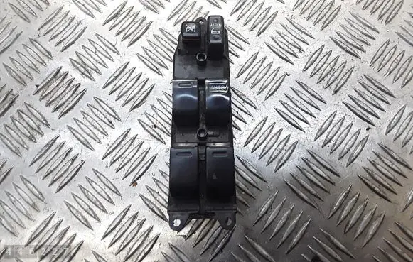 Toyota Prius (NHW20) Electric window control switch 8482047012