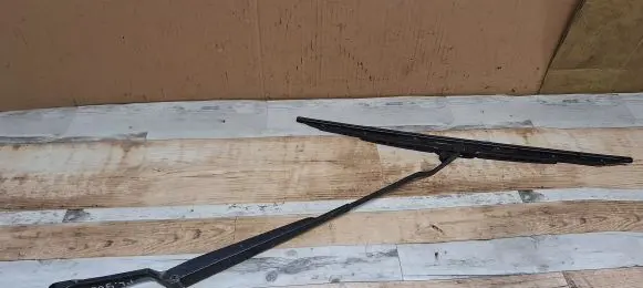 Skoda Octavia Mk1 (1U) Front wiper blade arm 1U1955409