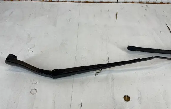 Opel Insignia A Front wiper blade arm 13227399