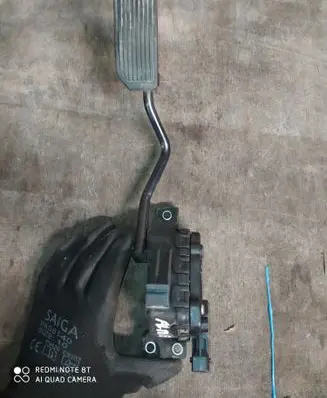 Nissan Almera N16 Accelerator throttle pedal 18002AU410 6PV00862001