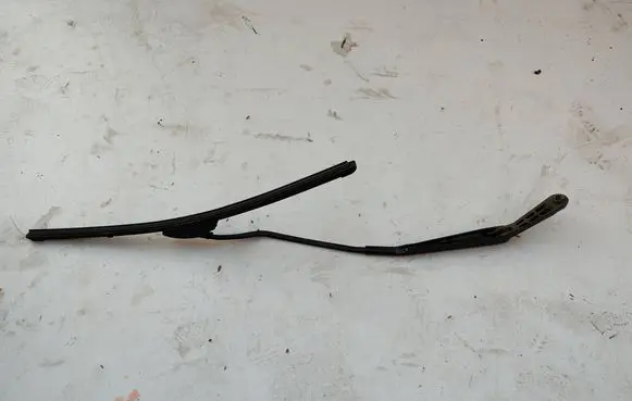 Front wiper blade arm
