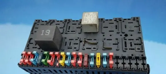 Volkswagen Golf III Fuse box set 357937039