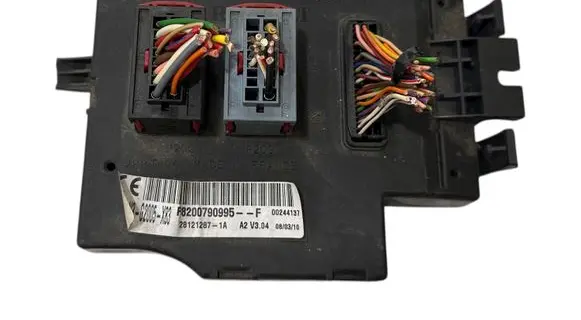 Opel Vivaro Comfort/convenience module P8200790995 281212871A 39244137