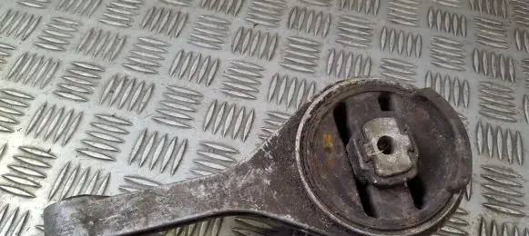 Ford Fiesta Engine mount bracket