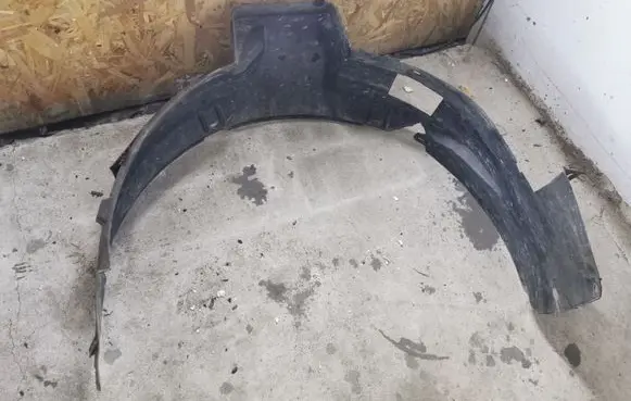 Front wheel arch liner splash guards
